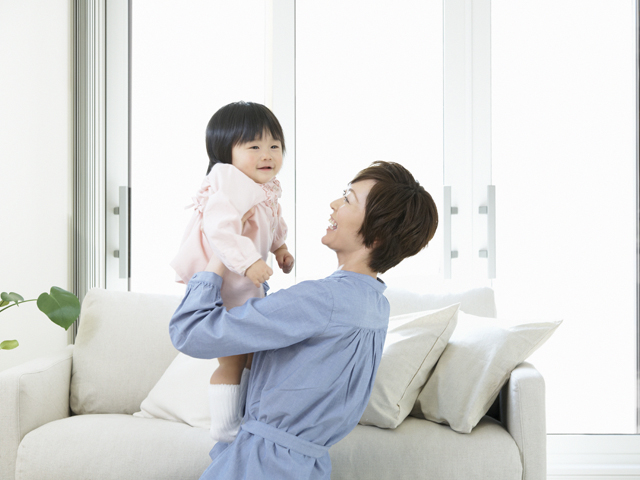子供を抱っこする母親